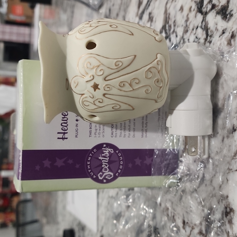 Brand new in box scentsy plug in warmer